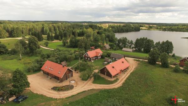Turime vietų Kalėdiniams vakarėliams ir Naujųjų sutikimui! Pobūvių namas su 22 miegamomis vietomis, pirtis su 12 miegamų vietų ant ežero kranto